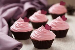 Airfryer Strawberry Cupcakes with Creamy Strawberry Frosting and other strawberry recipes at www.idyllicpursuit.com