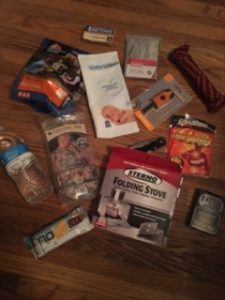 How to Make an Emergency Car Kit at idyllicpursuit.com