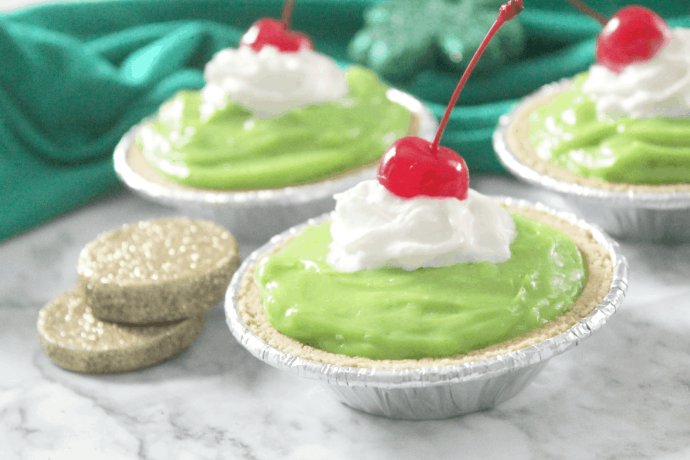 The Best No-Bake Shamrock Shake Pie You'll Ever Make | no bake pie | St. Patrick's Day Recipe | St. Patrick's Day Dessert | Pie Recipe