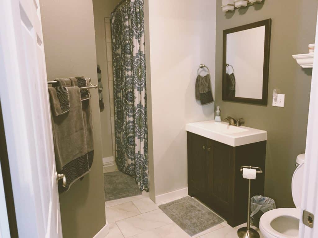 The bathroom at Comfy Corner Bed & Breakfast in Audubon, Iowa