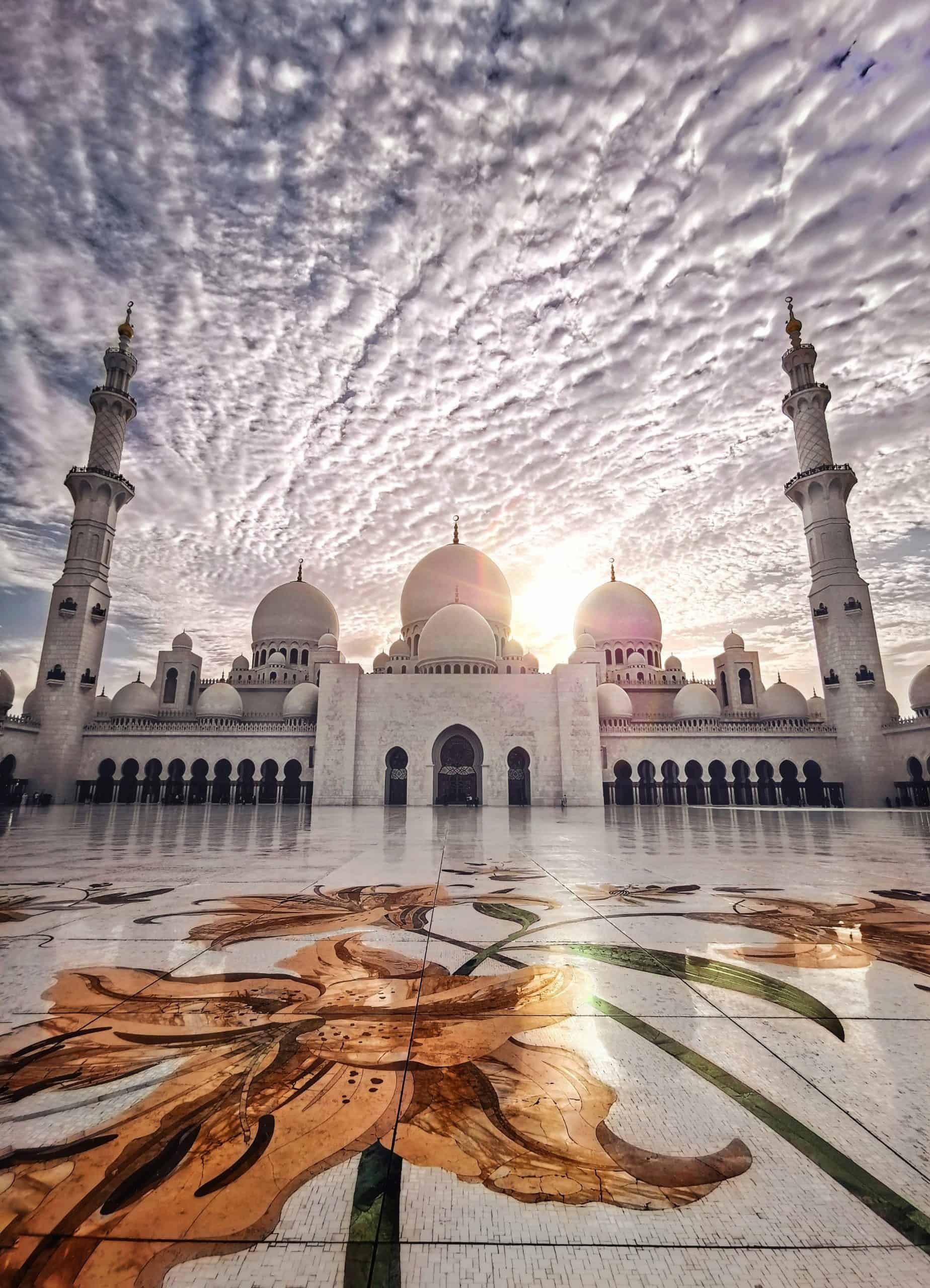 20 photos to inspire you to visit Abu Dhabi - Sheikh Zayed Grand Mosque with beautiful sky