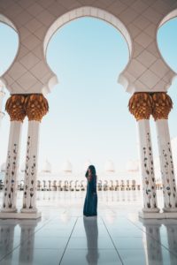 20 photos to inspire you to visit Abu Dhabi - sheikh zayed grand mosque with beautiful woman