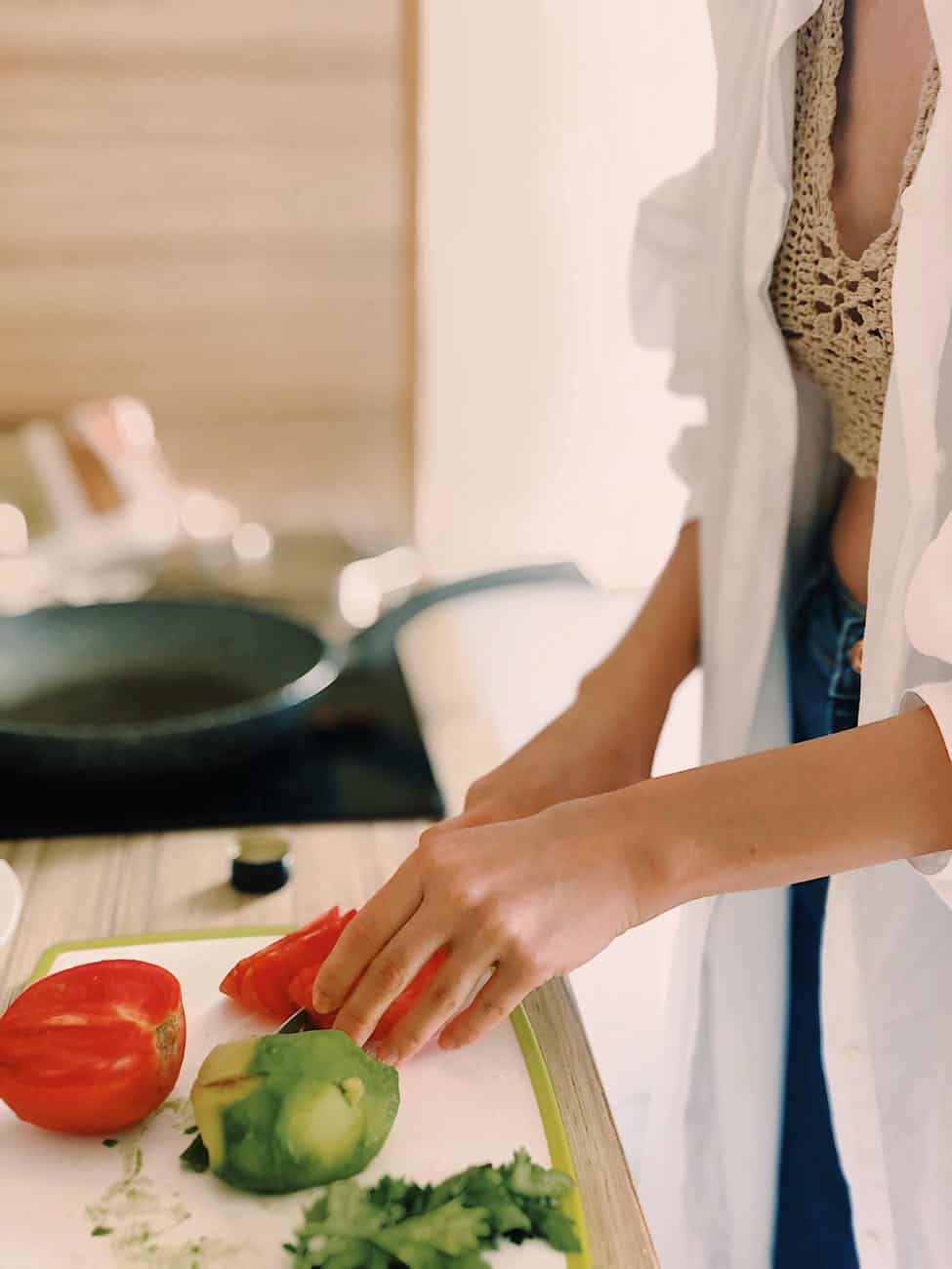 woman slicing tomatoes