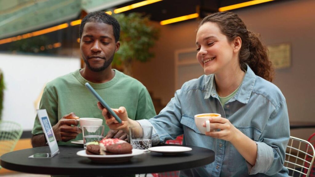 Peoples at cafe