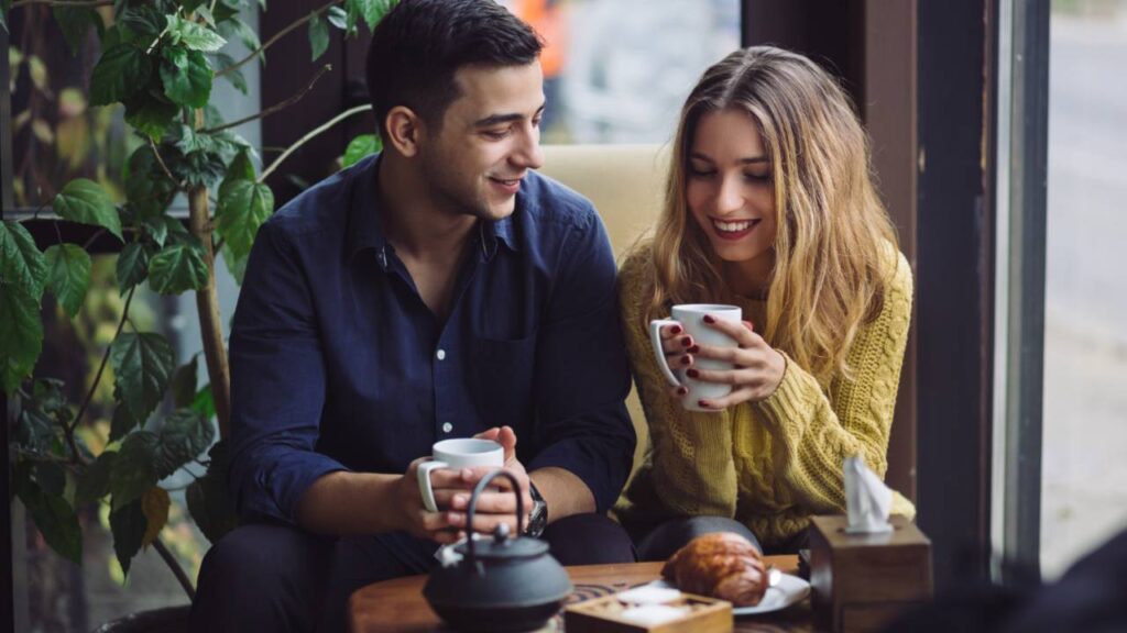 Peoples at cafe