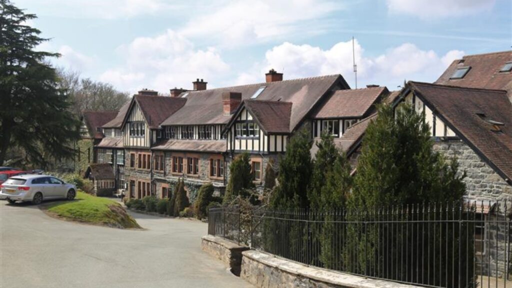 LLanwddyn, Powys, Wales, UK. 9 April 2018. Lake Vyrnwy Hotel