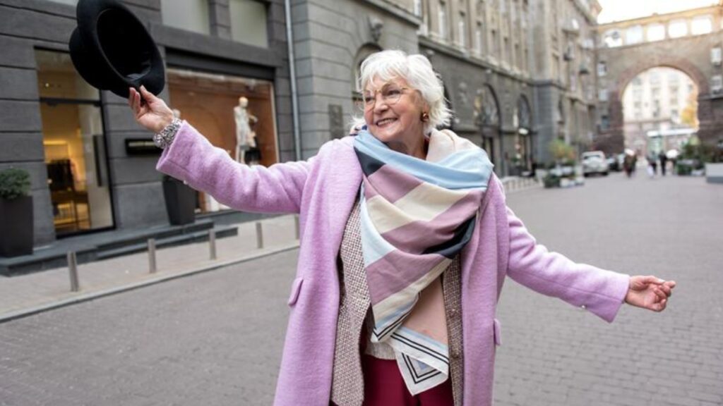 Old women traveling