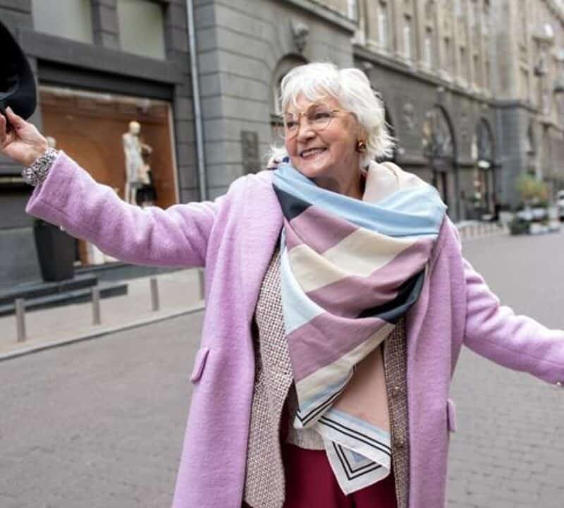 Old women traveling