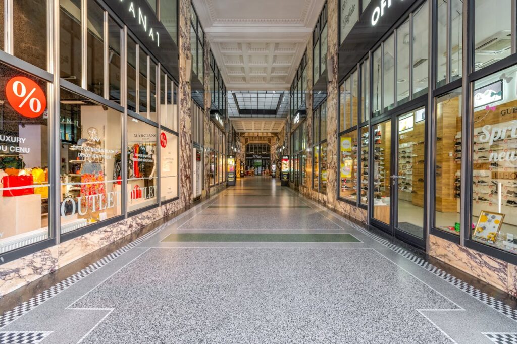 empty outlet mall USA