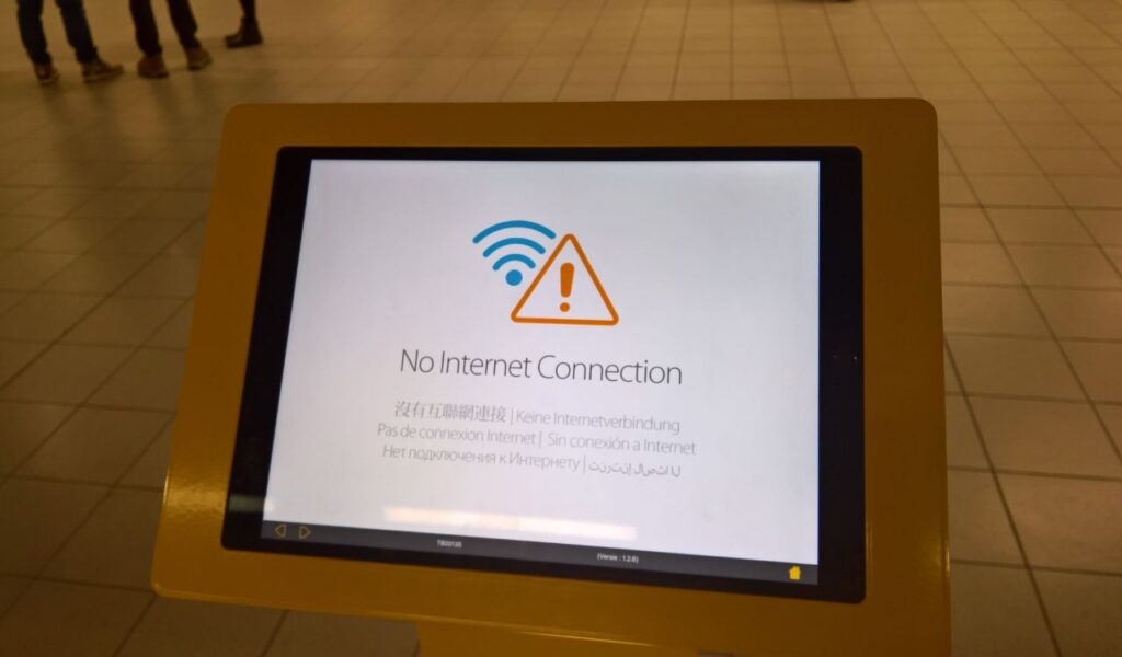 Display screen showing a 'No Internet Connection' warning with multiple languages, indicating a technical issue.