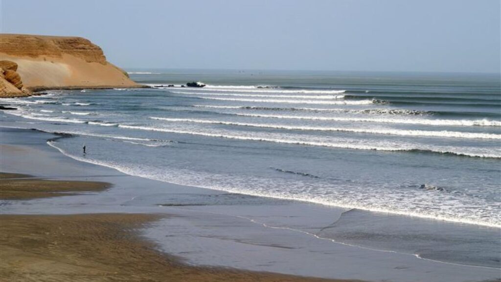 Chicama is the most extensive wave in the world. Incredible command, especially for those who like line surfing.
