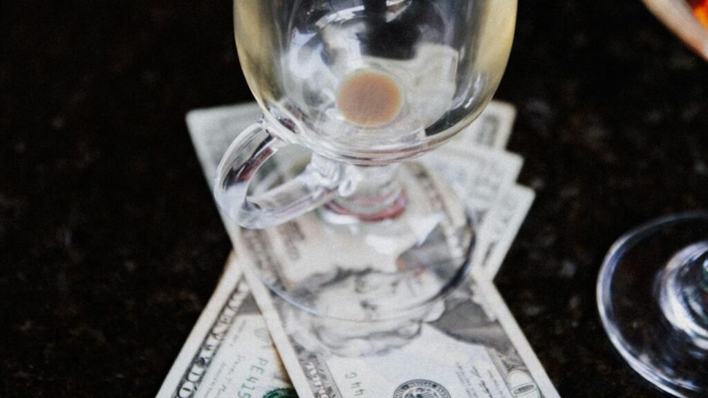 Tipping in German beer hall cash payment