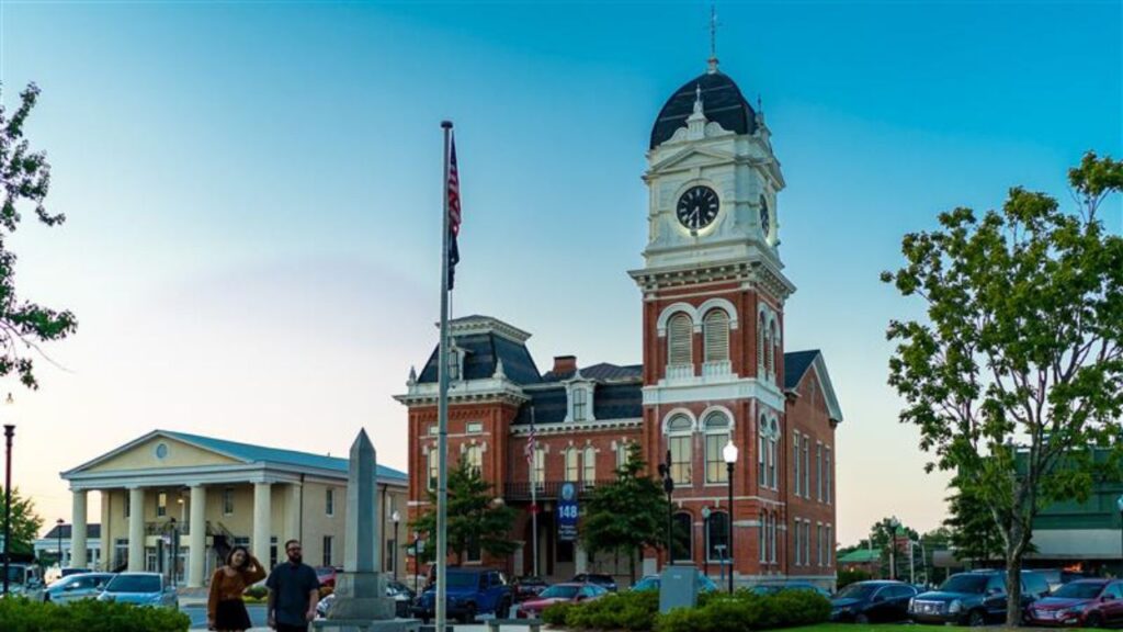 covington georgia/usa november 5 2019 the courthouse in covington georgia