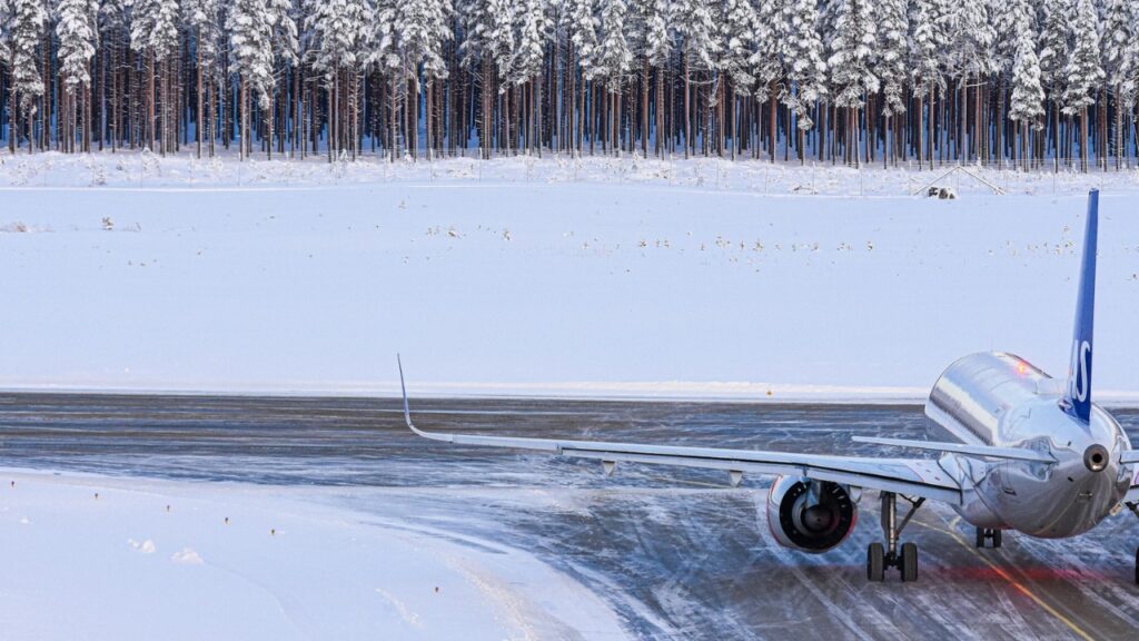 snowy airport runway (
Skellefteå Airport, SKELLEFTEÅ FLYGPLATS, Skellefteå, Sverige)