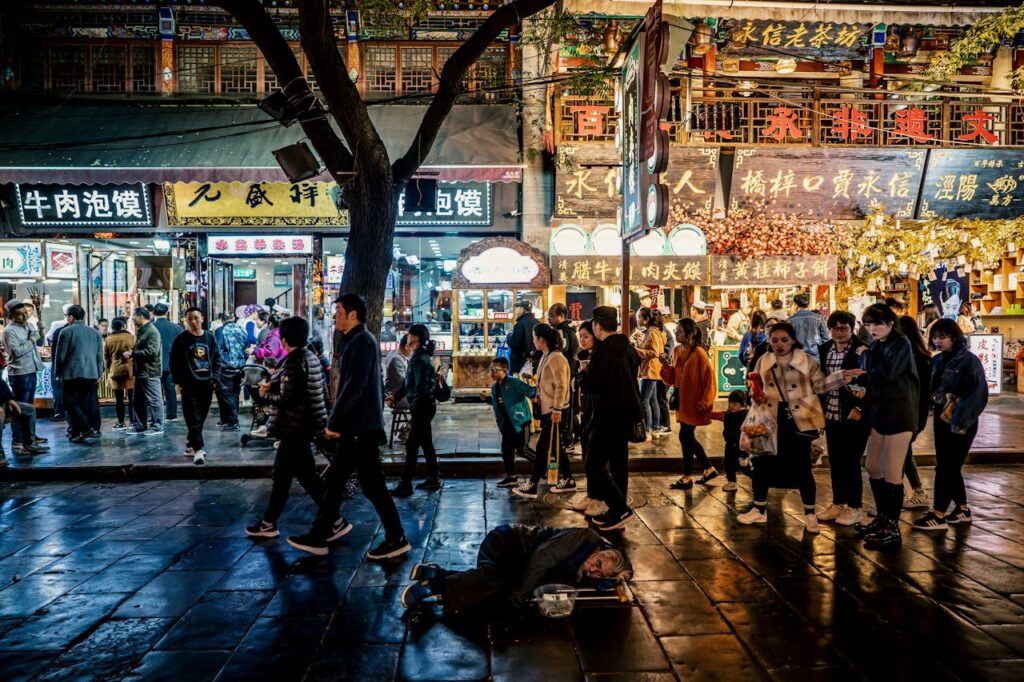 Xi'an, Shaanxi, Cina
People Walking on the Street at Night