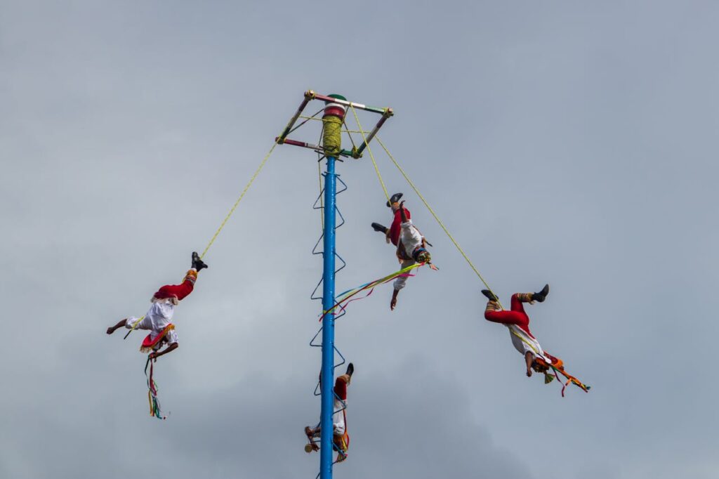 Voladores de Papantla performance Playa
