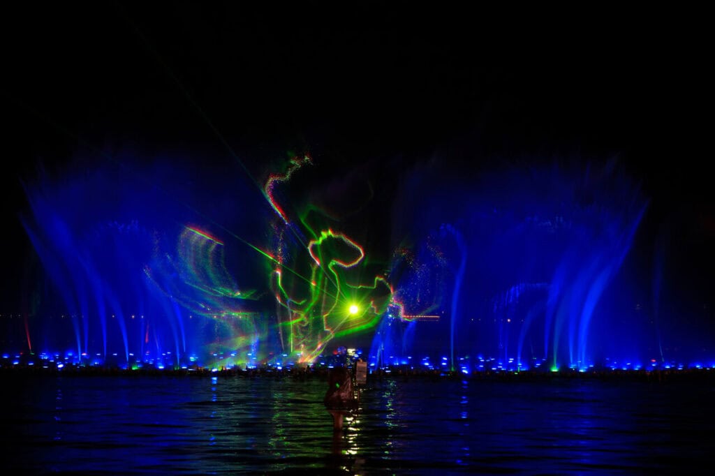 watch the electrical water pageant at walt disney world