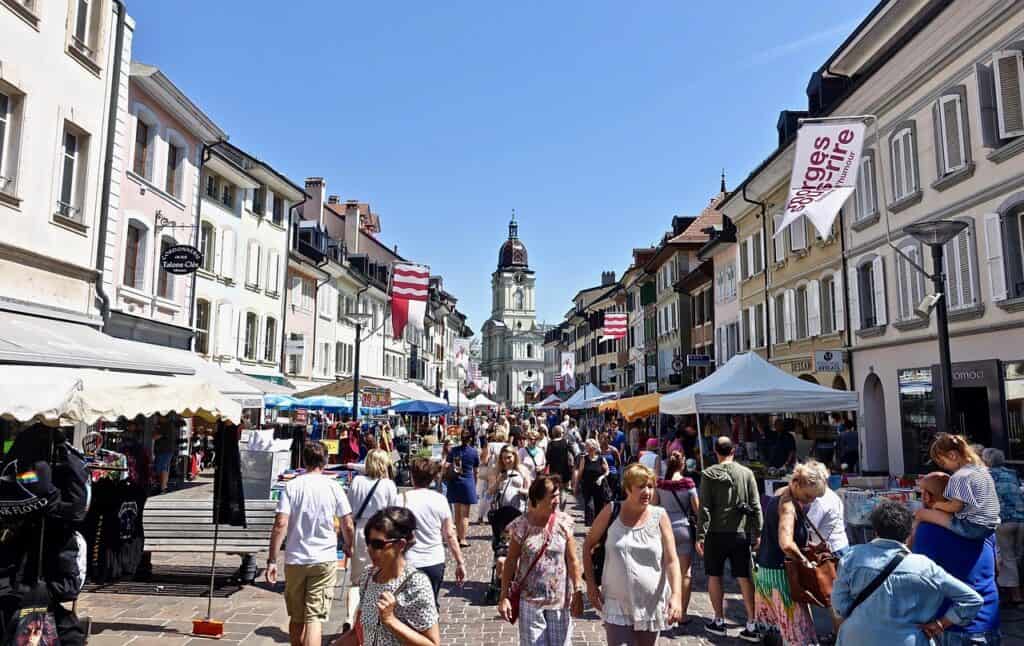 A crowded tourist market