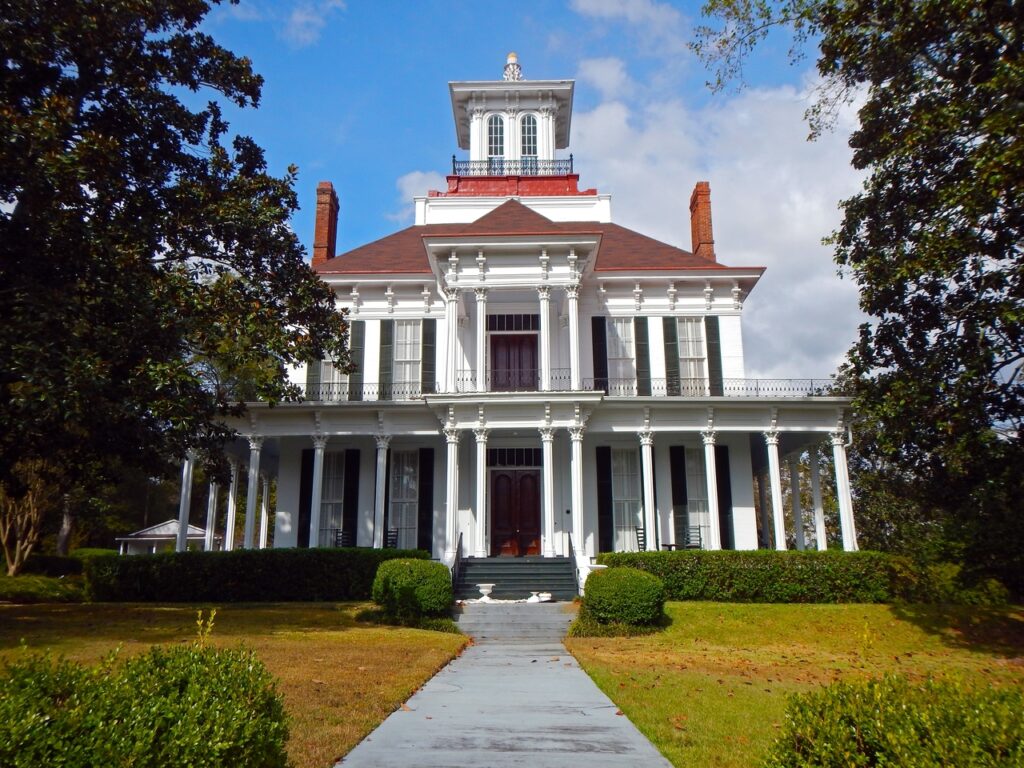 Beautiful antebellum mansion in the center of the city.