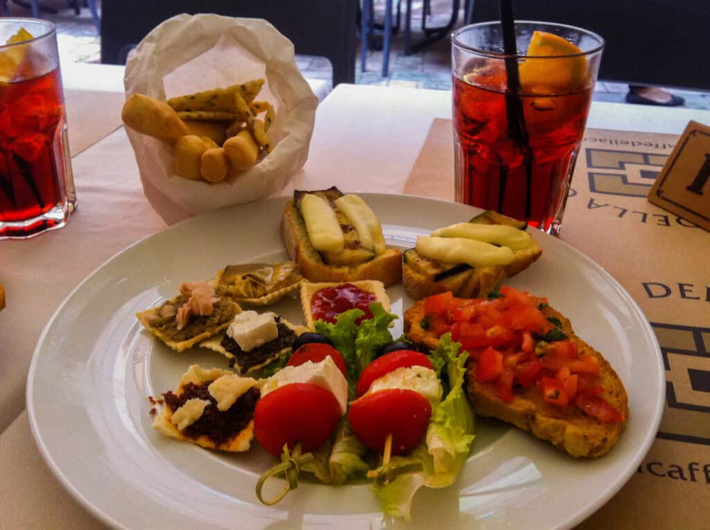 Italian_Aperitivo_culture_-_getting_warmed_up_for_dinner_
