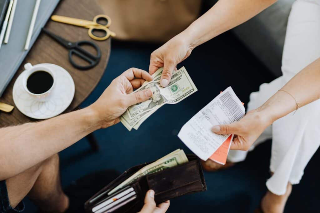 café bill with cash