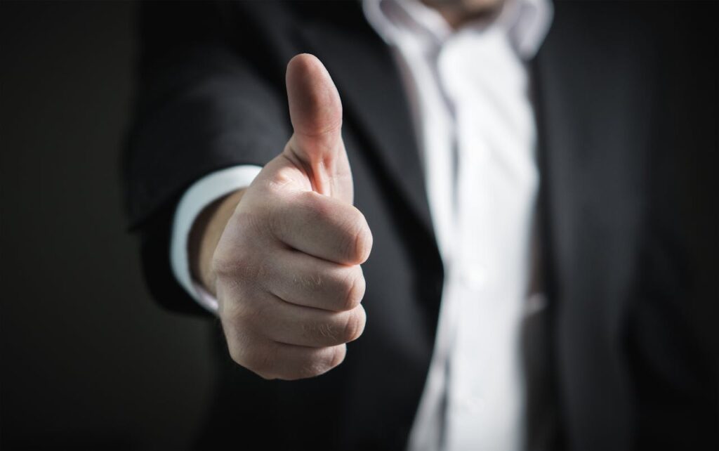 Thumbs up gesture offensive in Middle East