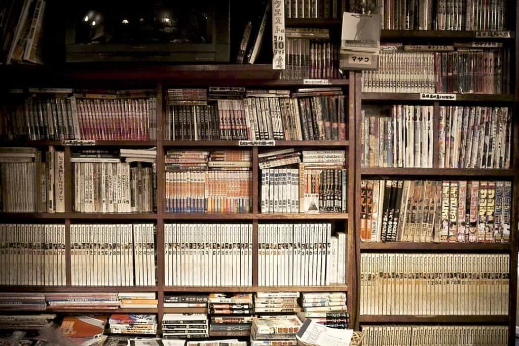 A jazz kissa's book collection containing copies of Swing Journal