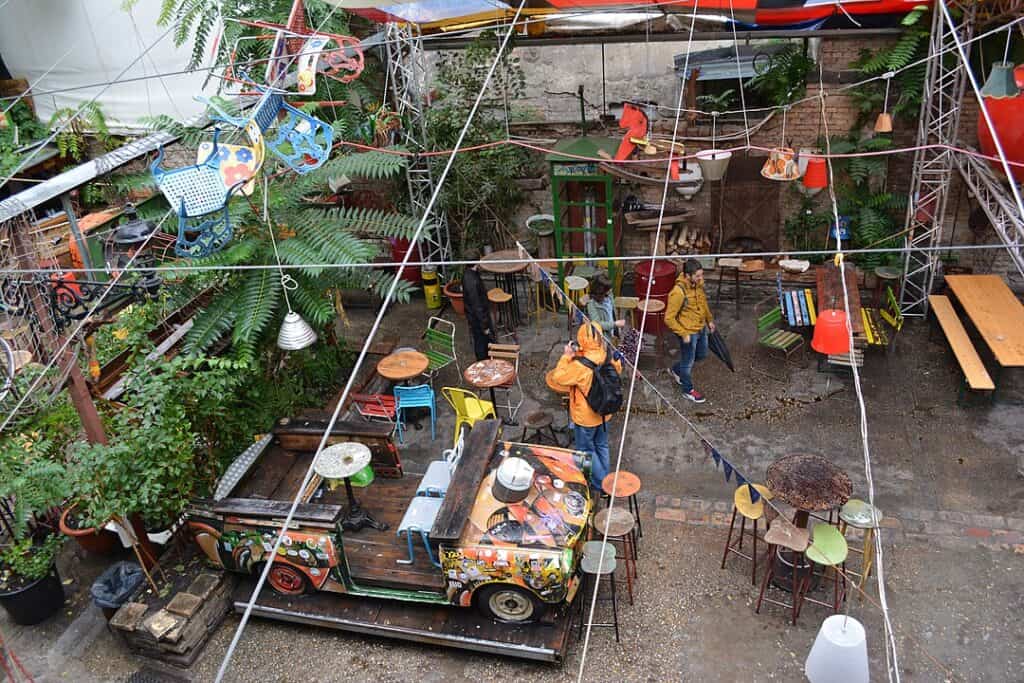 Budapest ruin bar Szimpla Kert interior