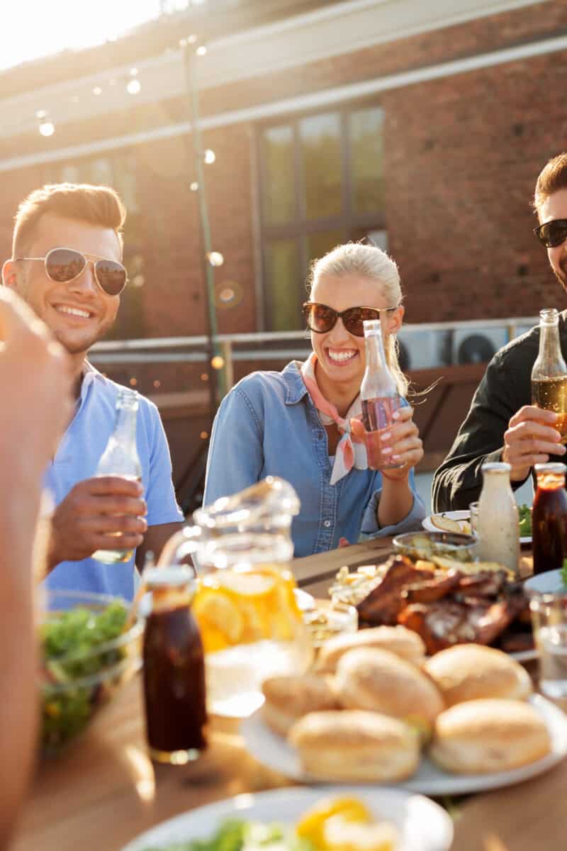 Evokes the idea of dining as city identity