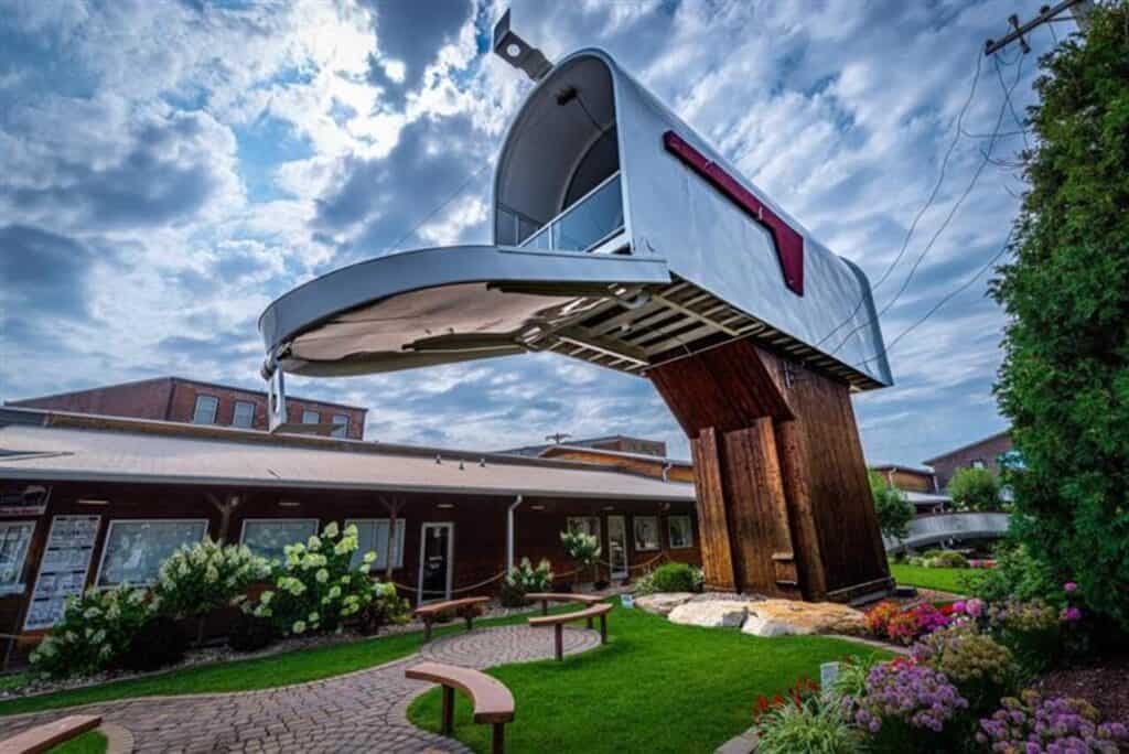 a giant Mailbox that claimed the Guinness World Record title