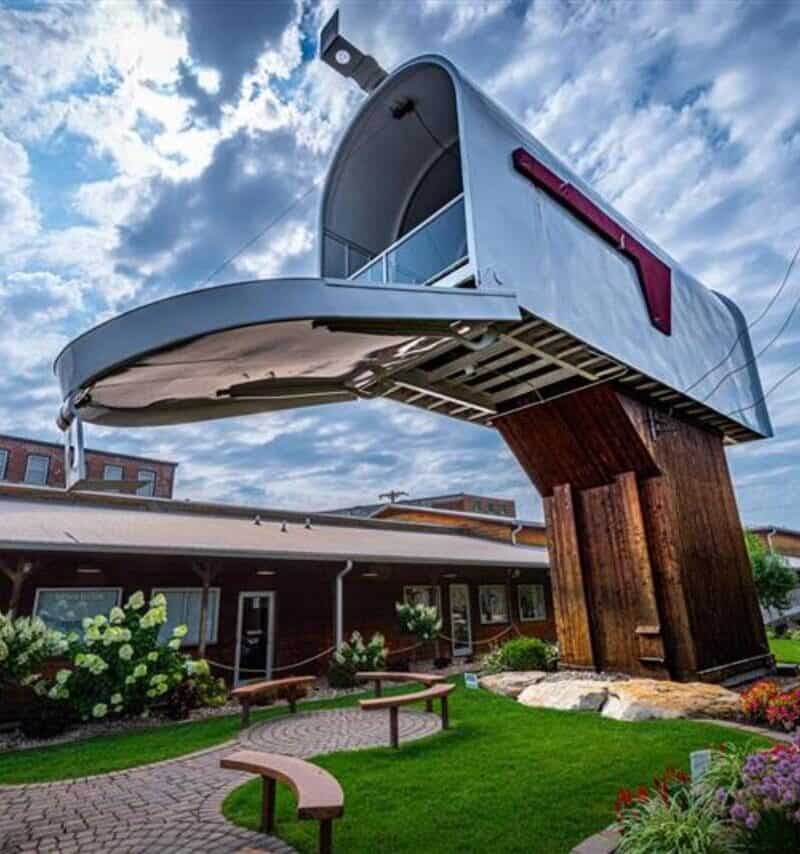 a giant Mailbox that claimed the Guinness World Record title