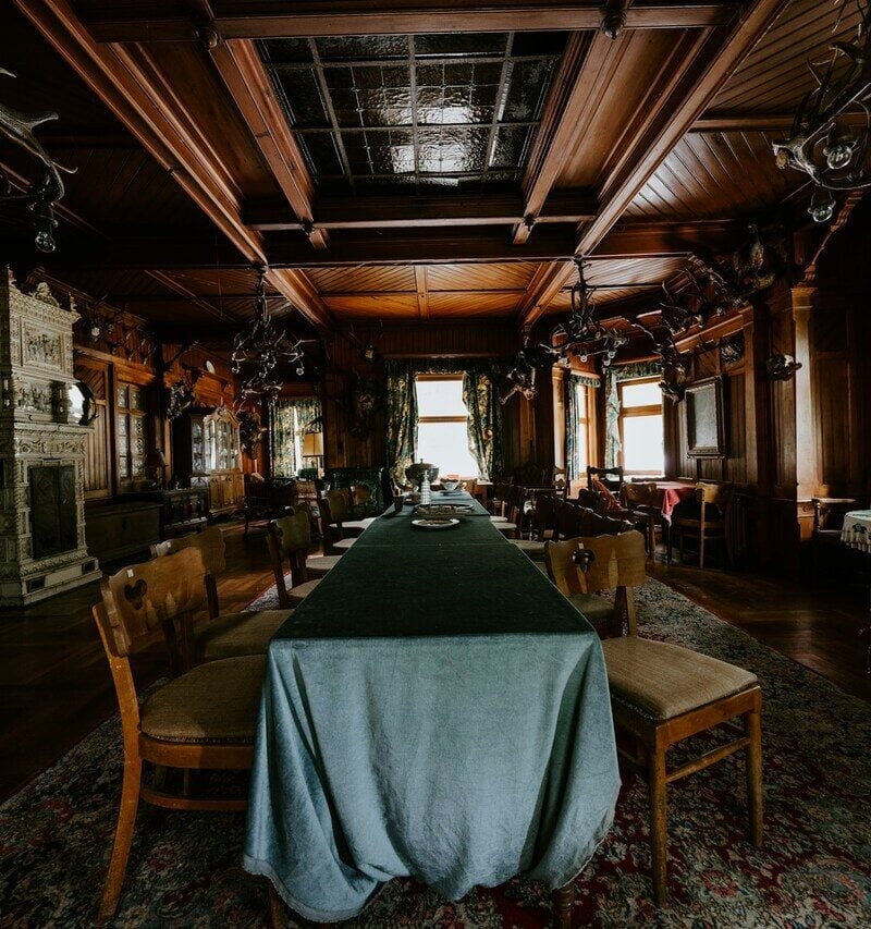 Haunted Restaurant Lore: How Old Dining Rooms Become Local Legends