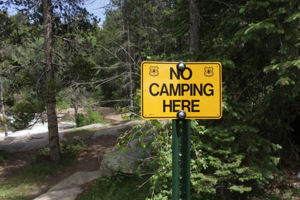 wild camping prohibited sign
