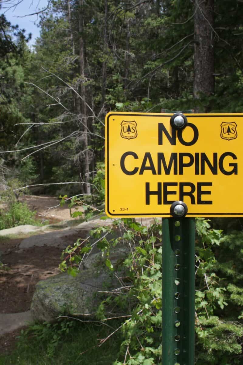 wild camping prohibited sign