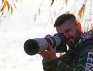 telephoto camera nature photography bear safe distance large lens