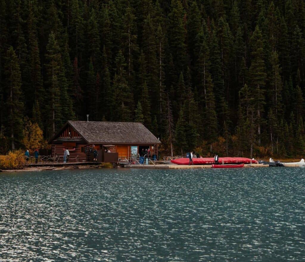 Cozy Lakeside Cabin Amidst Evergreen Forest