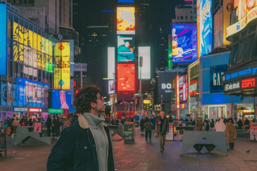 Traveler night street"