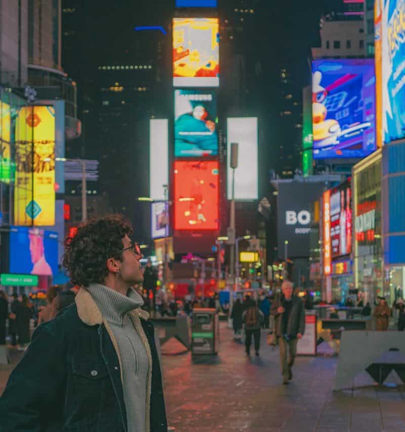 Traveler night street"