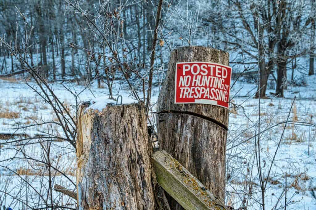  “No Hunting” sign,