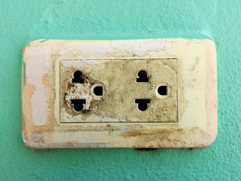 Lack of GFCI Outlets in Wet Areas