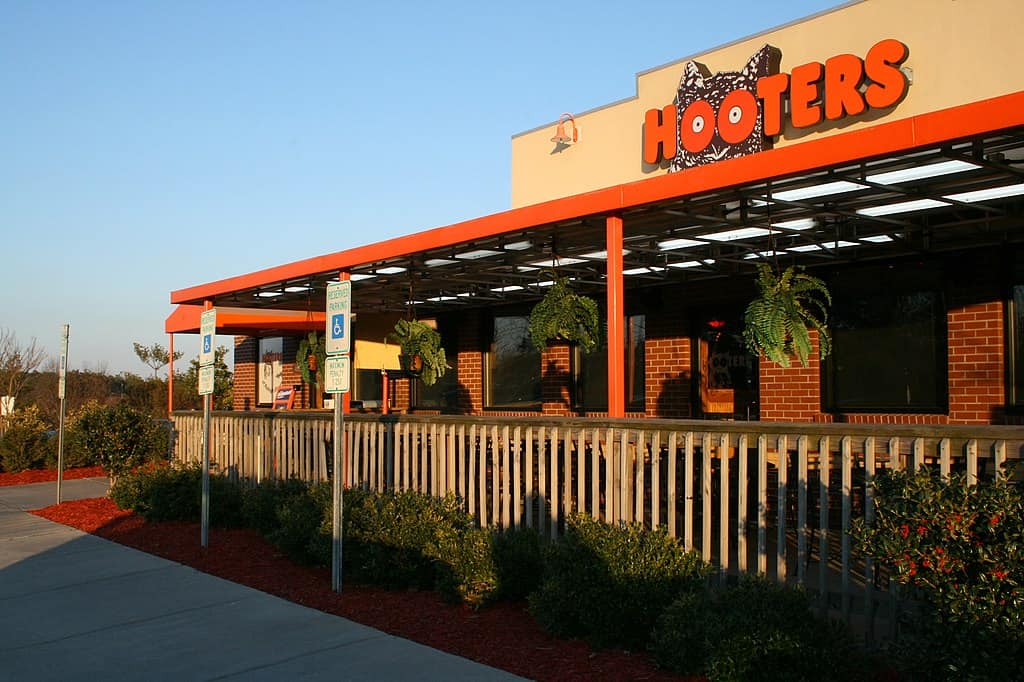 1024px-2009-02-22_Hooters_in_Morrisville