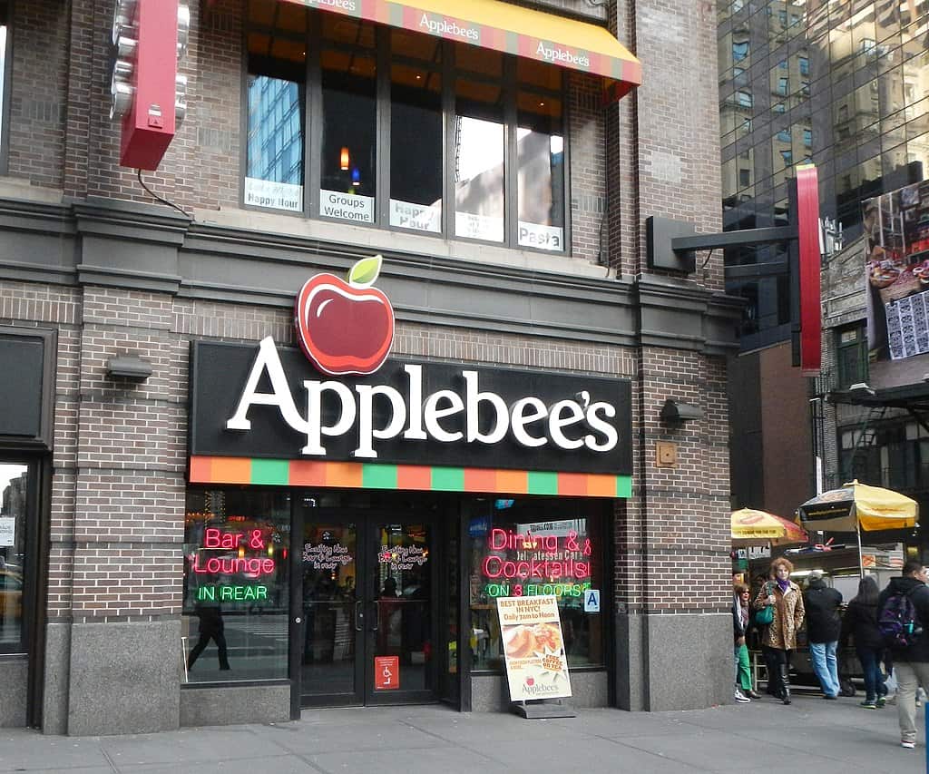1024px-Applebee_205_W50_Bwy_jeh