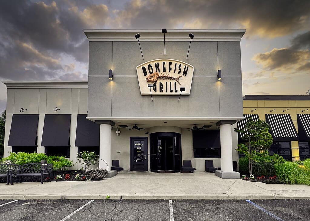 1024px-Bonefish_Grill_restaurant_exterior_in_Marlton,_New_Jersey_01