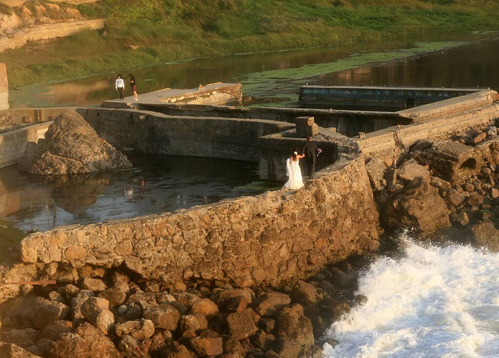 1024px-Bride_and_groom_on_the_ruins_of_sutro_bath_2