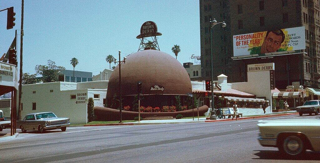 v1024px-Brown_Derby_Restaurant,_Los_Angeles,_Kodachrome_by_Chalmers_Butterfield