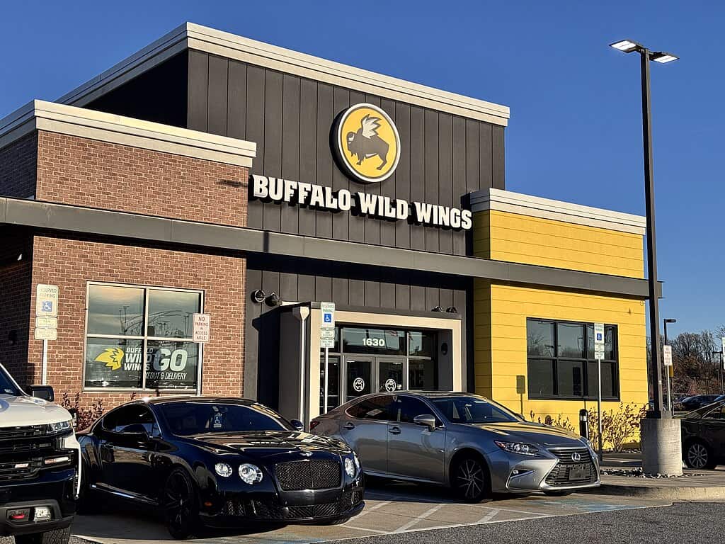 1024px-Buffalo_Wild_Wings_restaurant_in_Ritchie,_Maryland_01
