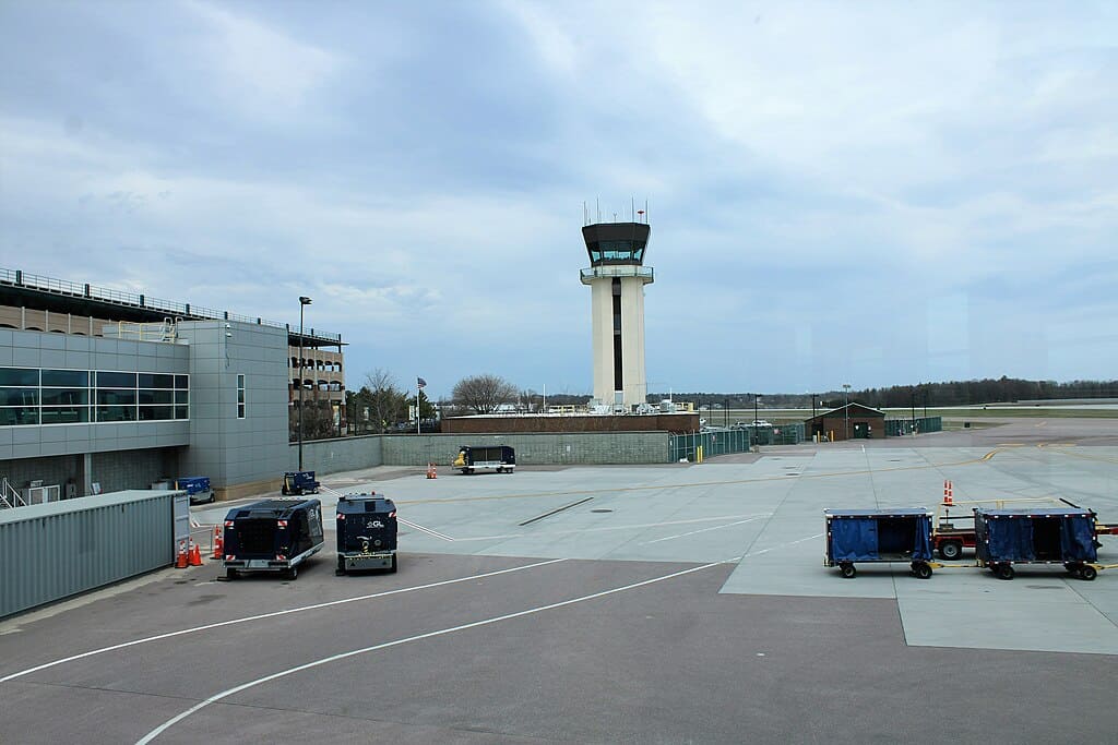 1024px-Burlington_International_Airport_02