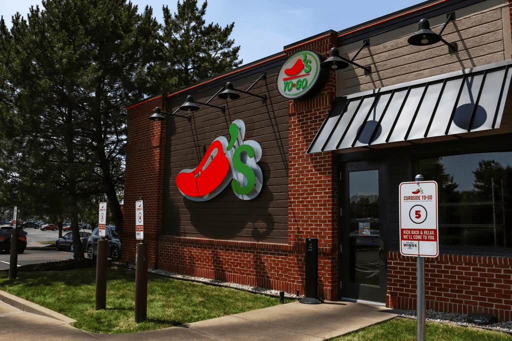1024px-Chili's_restaurant_curbside_pickup