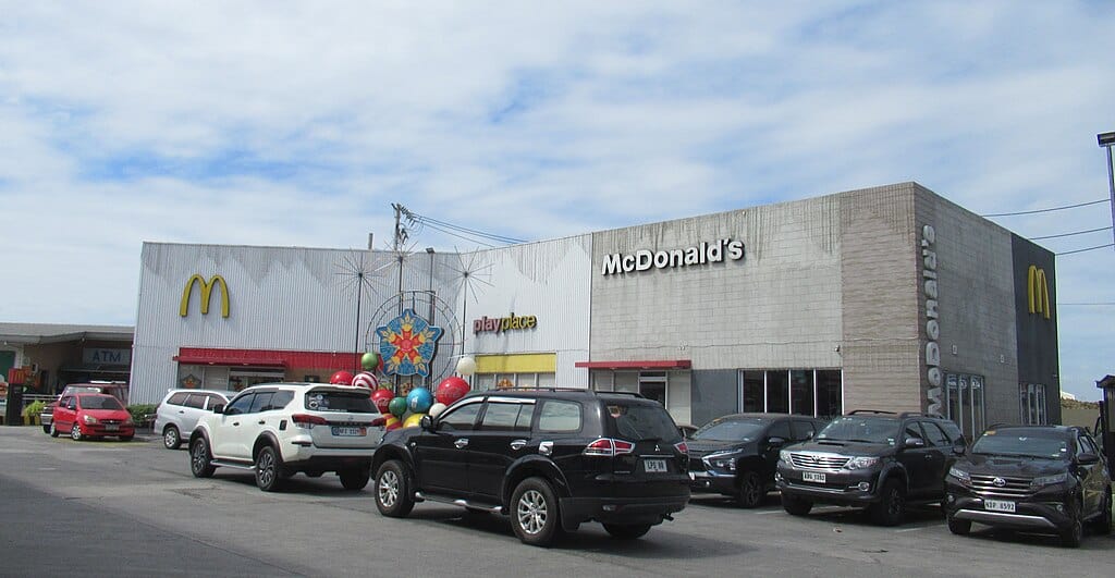 1024px-Drive&Dine_(KM_17_North_Luzon_Expressway,_Valenzuela_City)_01