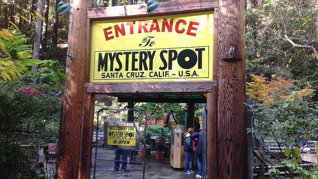 1024px-Entrance_of_mystery_spot,USA